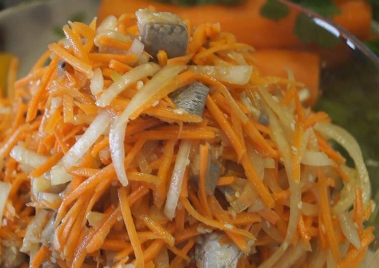Селёдка "Хе" с луком и морковью.