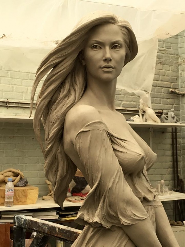 Женщина стремится передать красоту женского тела. И у нее это получается: большинство скульптур выполнены в натуральную величину, если смотреть издалека, они кажутся живыми.