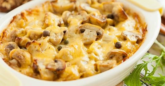 Очень вкусная и простая грибная запеканка с сыром. Обязательно приготовьте такую запеканку на обед или ужин. Блюдо вкусное и питательное, его можно готовить и на праздничный стол.    