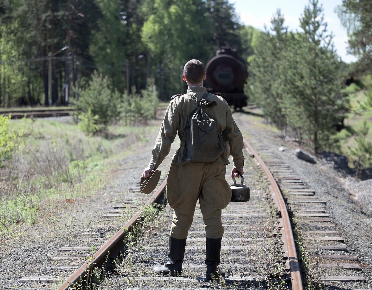 солдат на вокзале