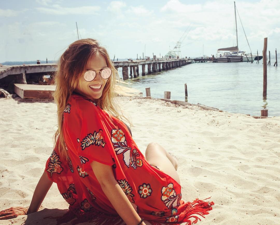 Звезда сериала "Полицейский с Рублевки" София Каштанова выбирает пляжное кимоно. Фото: instagram.com/sofiacastanova/