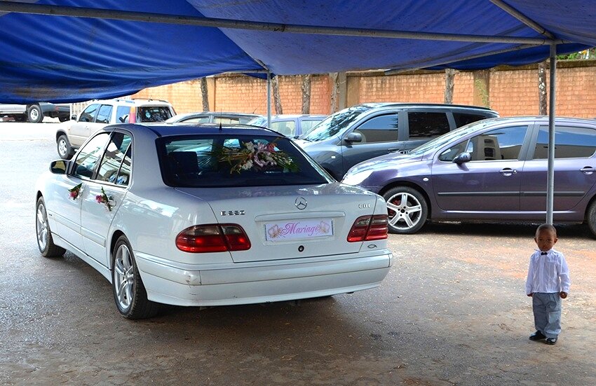 2. Белый мерседес.

