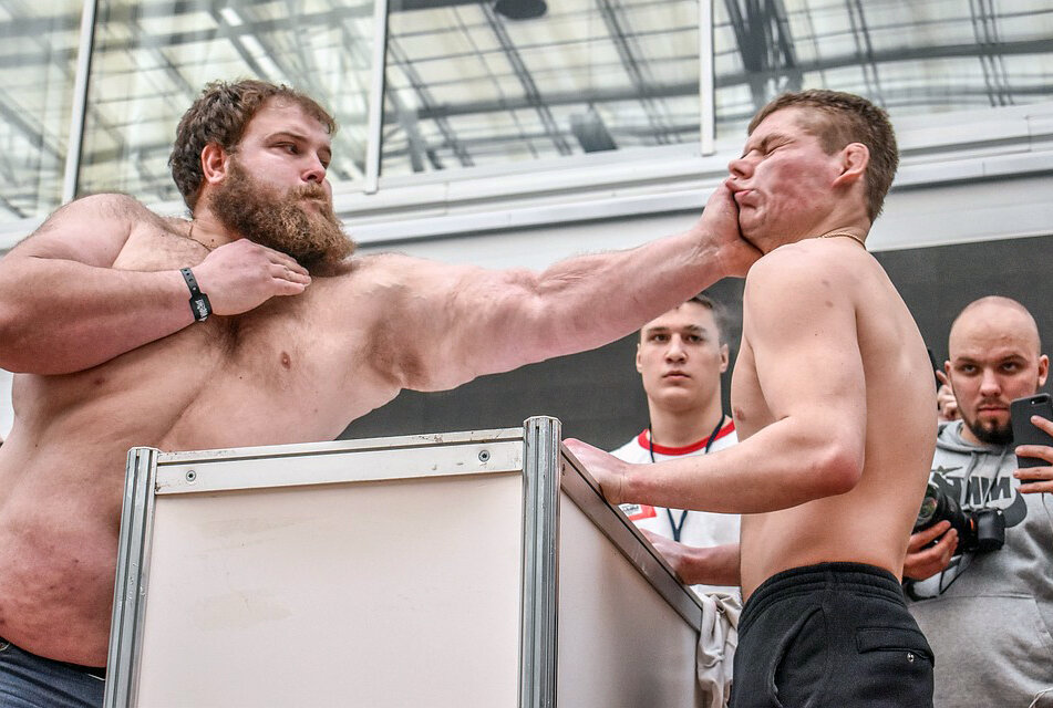 Слева Василий «Пельмен» Камоцкий - чемпион соревнований в рамках спортивного фестиваля Siberian Power Show