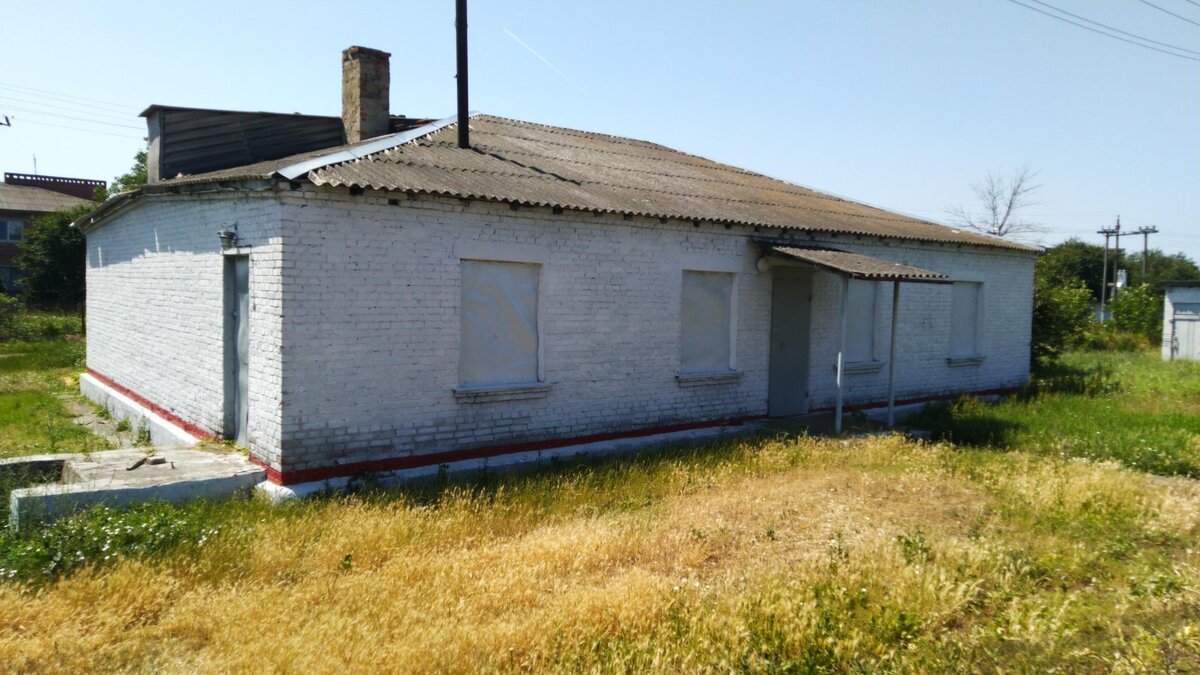 Не знаю прежнего назначения этой станции, но сегодня оно забито-закрыто и покрашено в цвета РЖД