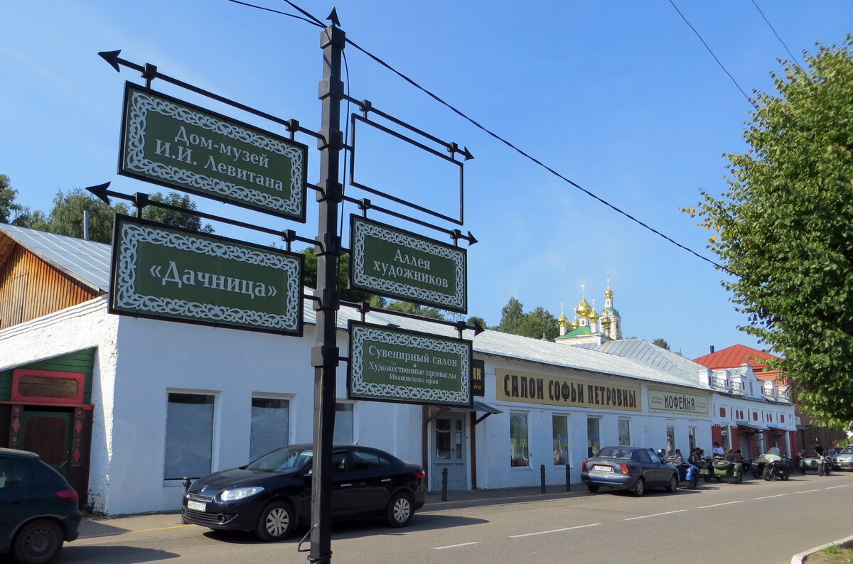 С одной стороны по всей набережной расположены торговые ряды. Все выглядит как в старом провинциальном городе. 