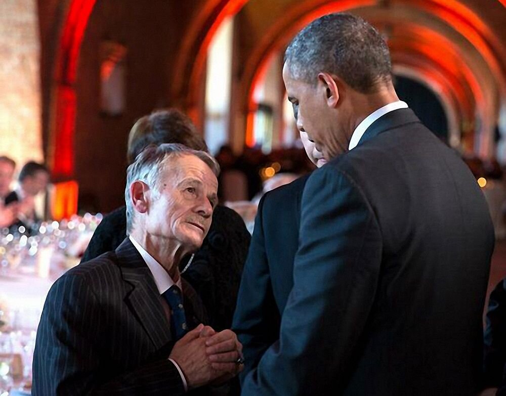 Не нашёл такого же красноречивого фото с нашими либералами. Здесь же всё налицо. И поклонение, и раболепие, и собственная ничтожность.