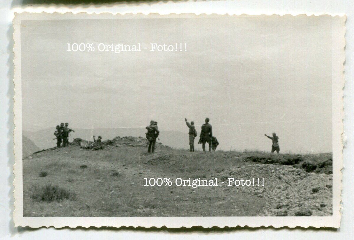 Взятие в плен группы советских солдат - защитников 18-ой береговой батареи. Обратите внимание, часть солдат поднимается снизу, со стороны берегового обрыва, другая находится в разбитом ДЗОТе системы обороны 18-ой батареи. 