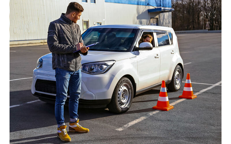 Уделять столько времени отрабатыванию парковки, возможно, и правильно. Но безопасность движения зиждется не на этом.
