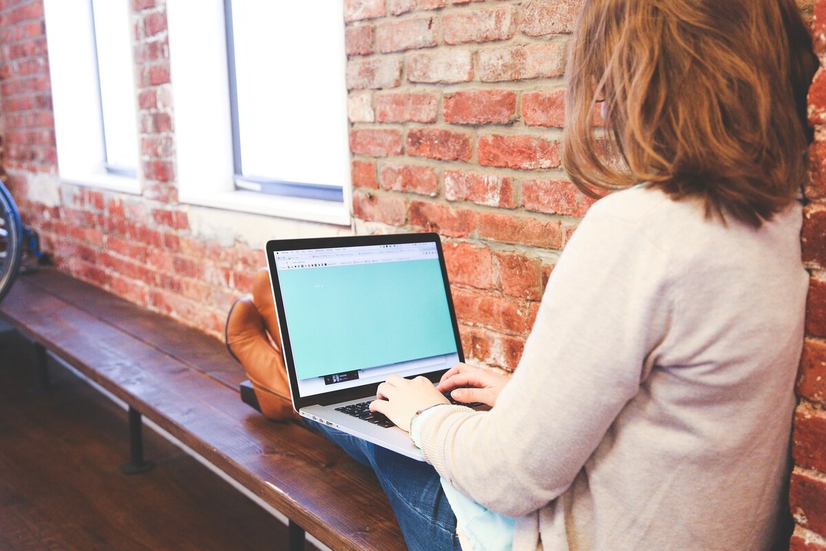 Фото: https://pixabay.com/photos/student-typing-keyboard-text-woman-849828/