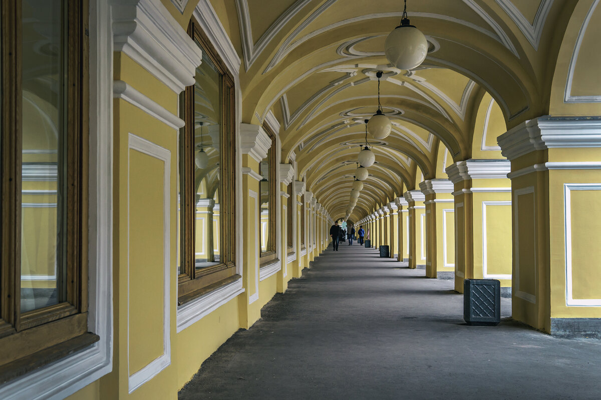 Гостиный двор спб сегодня. Большой Гостиный двор Санкт-Петербург. Перинная линия Гостиного двора. Большой Гостиный двор Санкт-Петербург 18 век. Гостиный двор двор Перинная линия.