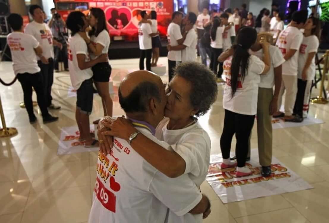 Самый длинный поцелуй в мире рекорд. Самый длинный поцелуй. Рекорд гиннесса по поцелую. Самый долгий поцелуй в мире рекорд гиннесса. Рекорд по поцелуям.