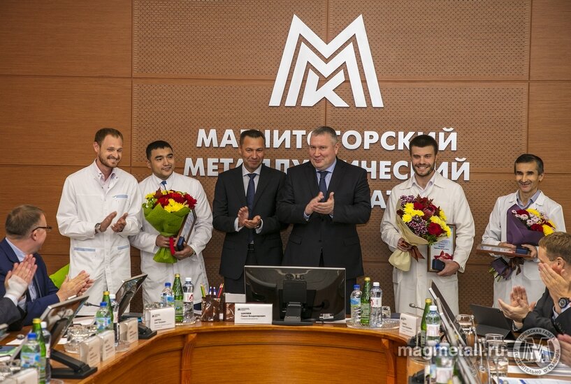 Ключи от новых квартир вручил врачам лично гендиректор ММК Павел Шиляев (на фото в центре)
