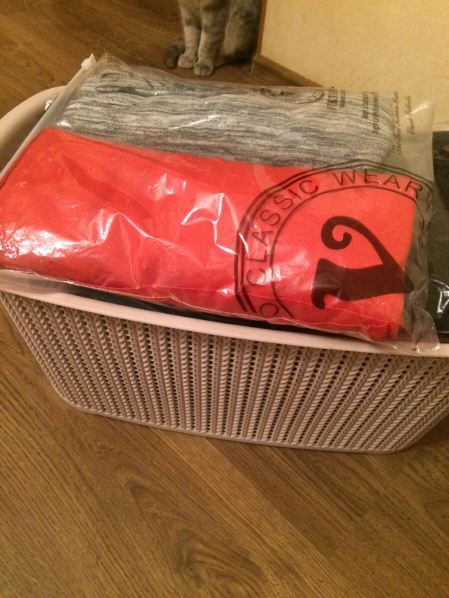 Корзина с одеждой 