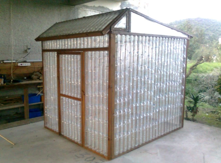 Современные теплицы — отличный помощник садовода. Они действительно способны увеличить урожай, именно поэтому их все чаще используют на своих участках. Полноценные металлические конструкции, которые предлагают компании, очень дорогие. Далеко не каждый захочет устанавливать такой парник только из-за его цены. Поэтому многие предприимчивые огородники сами делают теплицы, причем часто из самых неожиданных материалов. Например, из пластиковых бутылок.