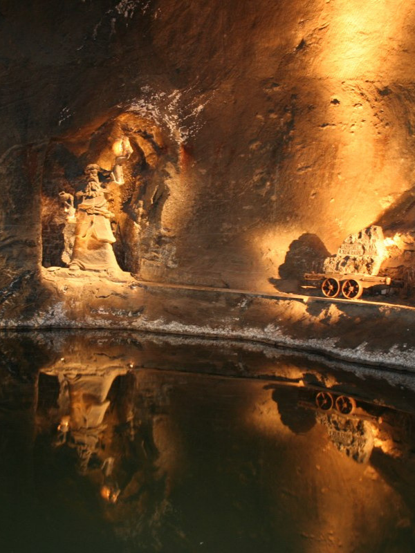 https://upload.wikimedia.org/wikipedia/commons/3/38/Kopalnia_Soli_Wieliczka-Komora_Weimar.jpg