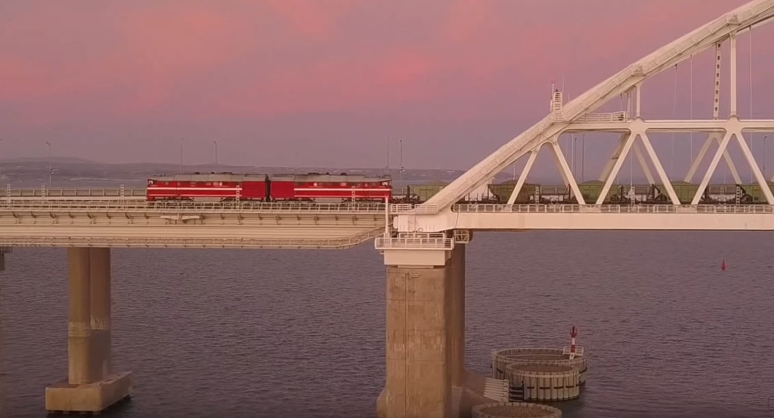 Поезд проходит под аркой Крымского Моста.