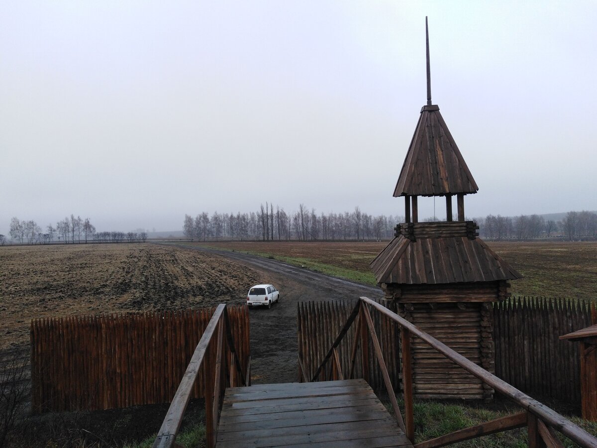 Вот, кстати, и она. Согласитесь, довольно необычно выглядит на фоне бревенчатых  башенок "под старину")