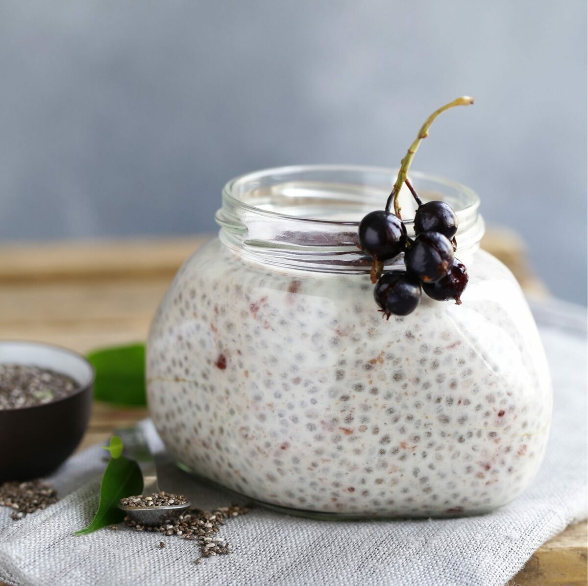 Чиа пудинг с чёрной смородиной