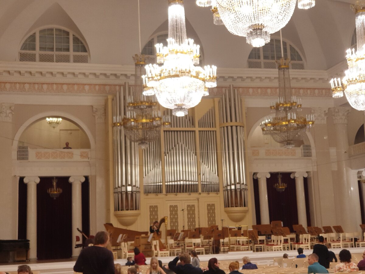 Я старалась не дышать на благопристойных бабушек на входе, которые проверяли билеты, пока мы пробирались в гардероб и двигались в сторону большого зала. 