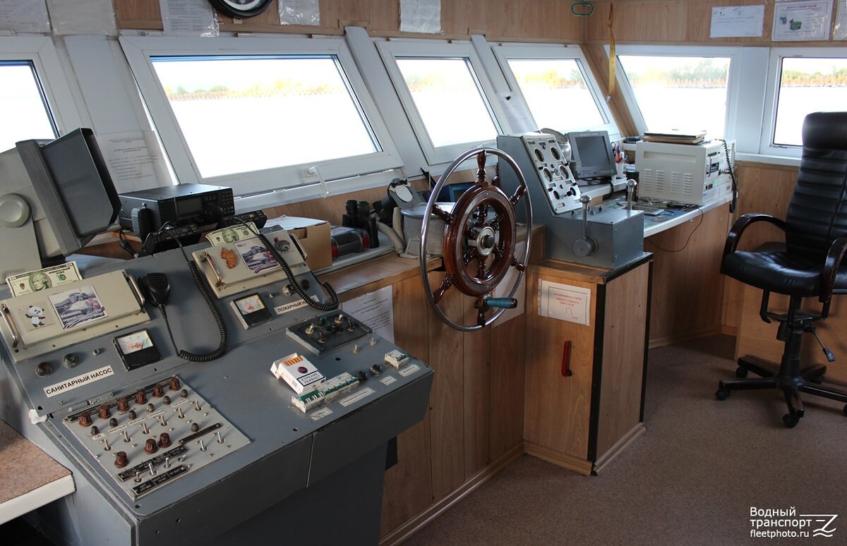 Рулевая рубка или навигационный мостик !