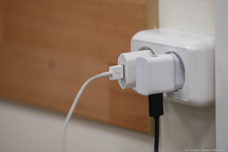 Рисунок 1. Типичная для современной семьи картина: приходится заряжать несколько сотовых телефонов