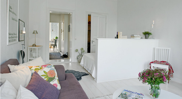 Эта маленькая квартира не может похвастаться метражом, но это не убивает в ней ощущение простора. Ее главный козырь - выходящие на две стороны света окна и большая глубина. Она просвечивается насквозь и выглядит от того свободной и наполненной воздухом.  