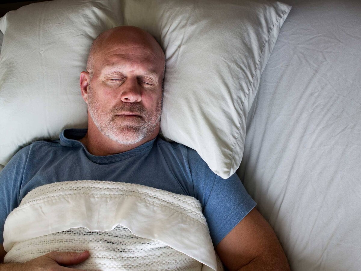 Плотный засыпать. Девушка спит. Подушка девушка. Девушка спит. Девушка проснулась.