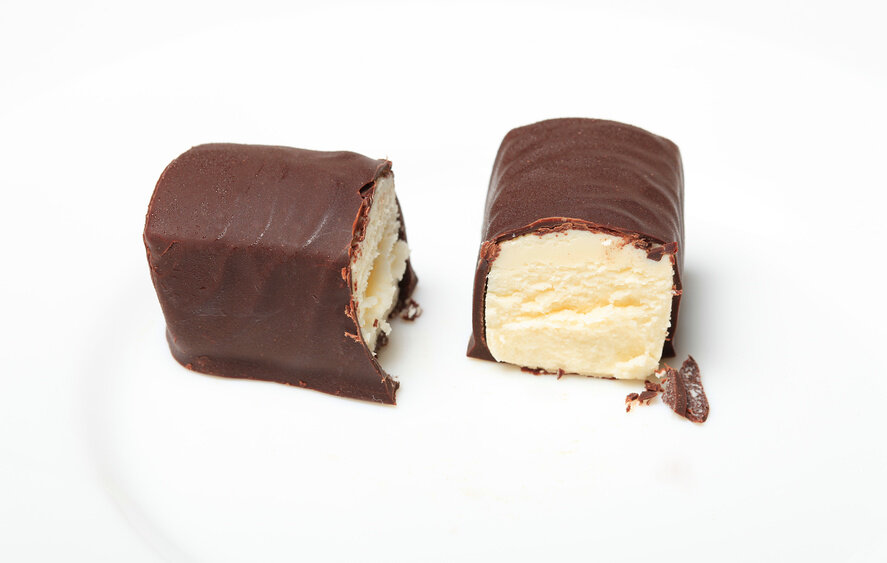 В наше время полки магазинов до отвала забиты различного рода сырками. Но как узнать какие из них стоит брать и почему?