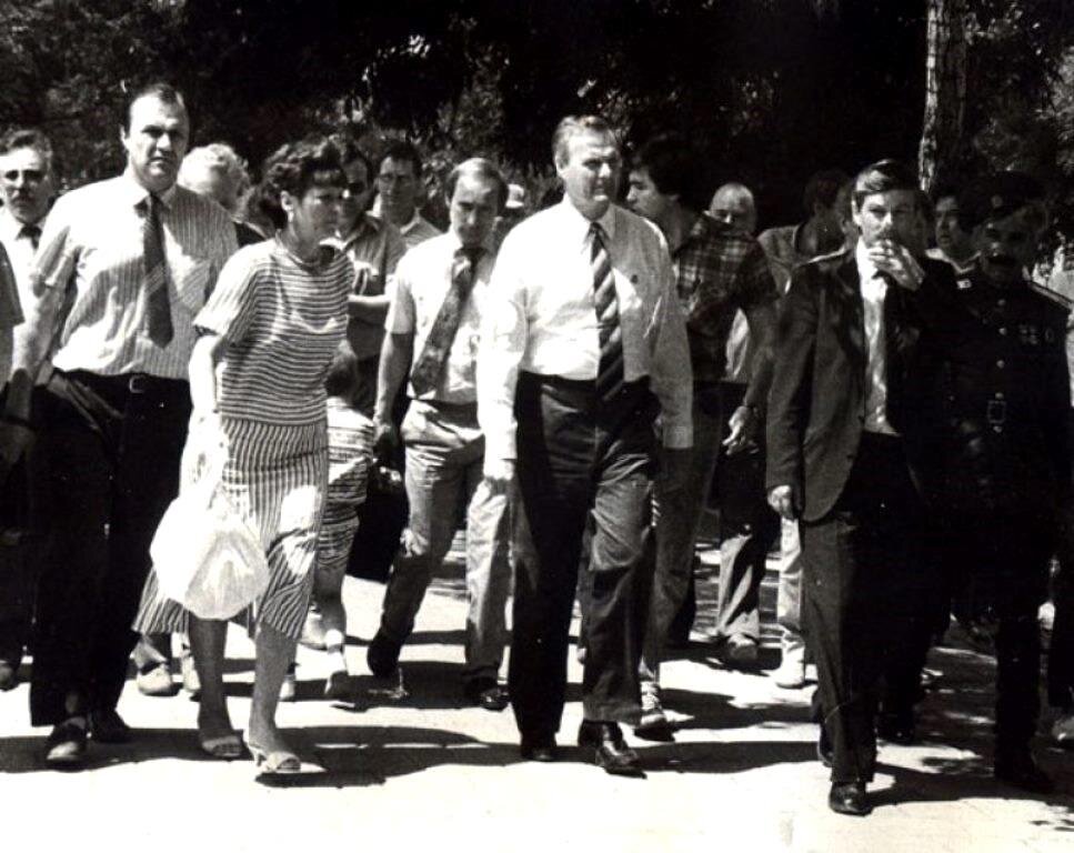 В. Путин с чемоданом А. Собчака