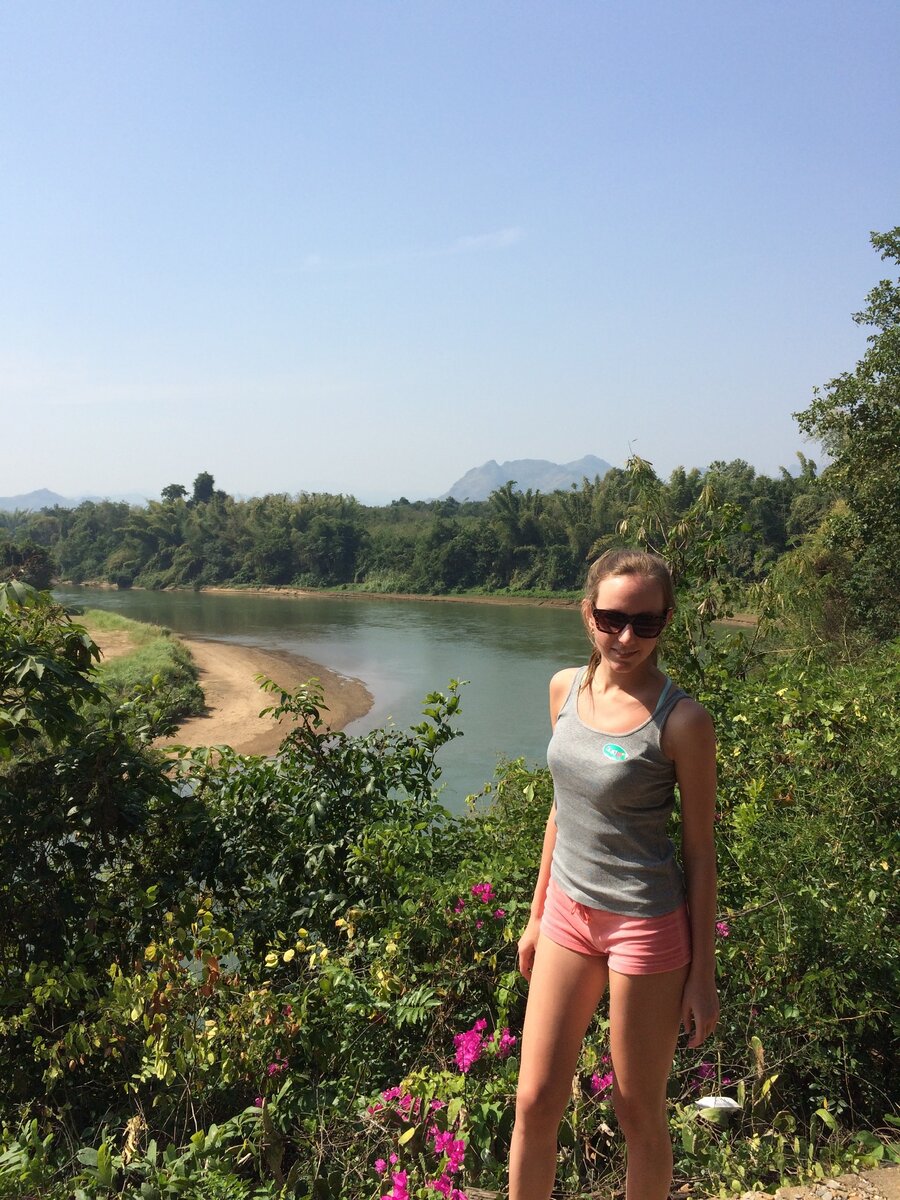 Река Кхвэной, вдоль которой проходит значительная часть действующей железной дороги.