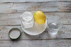 ШАГ 1:
Для приготовления этого простого рецепта помадки для куличей потребуется минимум продуктов, который есть у любой хозяйки: сахар, превращенный в сахарную пудру, лимон, чтобы выжать лимонный сок и немного горячей воды. Вот и все премудрости этого простого рецепта очень вкусной кисло-сладкой помадки для куличей.