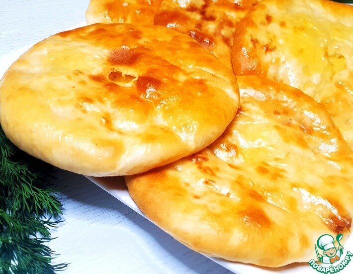 Рецепт нежных, очень мягких картофельных лепешек с сыром (на молоке). По вкусу напоминают хачапури, или осетинские пироги. Готовлю обычно на ужин, а утром после микроволновки – это чудесный сытный завтрак для всей семьи. Сыр наша семья очень любит, поэтому кладу его много. Но вполне хватит 150 – 200 гр для 6 лепешек, а можно и просто с картофелем приготовить, добавив в него немного сливочного масла.