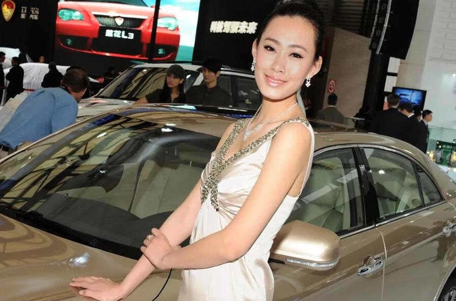 Она смотрит на тебя с надеждой, что когда-нибудь ты купишь новый автомобиль. 