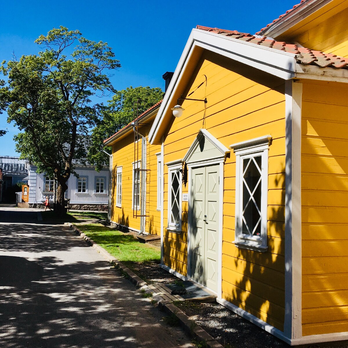 Дома в Старой Рауме выкрашены в яркие цвета — наверно, так местные поднимают себе настроение долгой зимой, когда солнца почти не видно