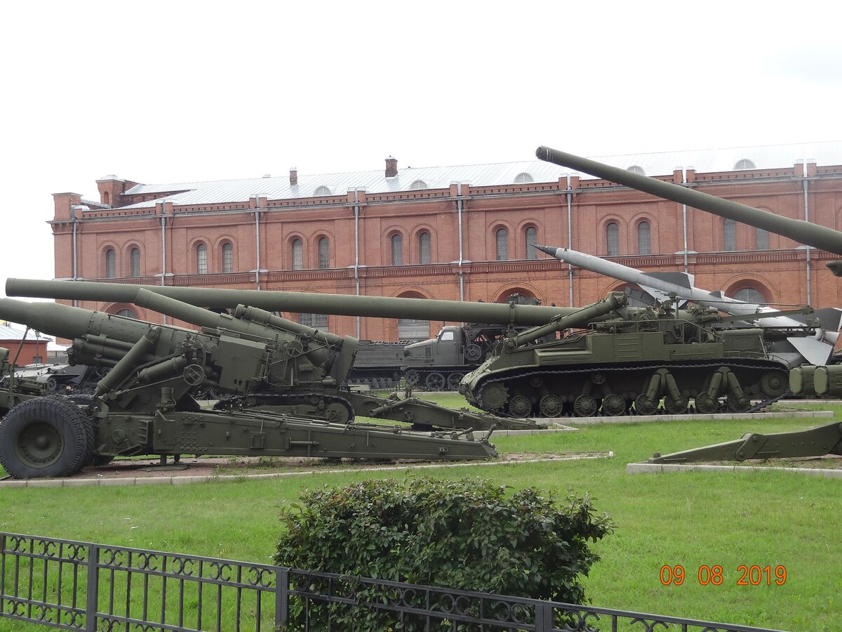 Это она же с другого ракурса (длинный ствол на заднем фоне) до ближней артустановки около 20м. размерчик поистине что надо)))