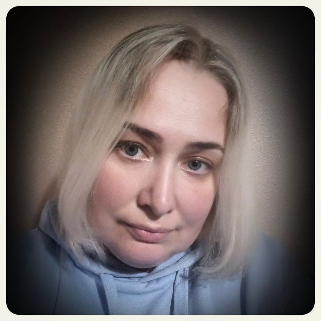 Это я. Мне 38 лет. У меня трое детей и много букв. 
