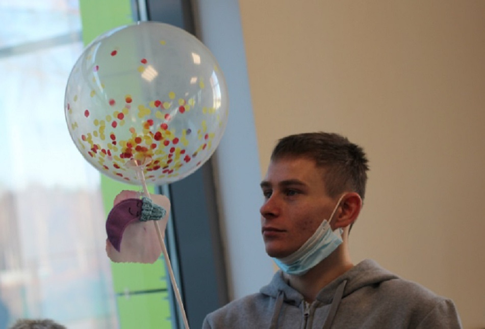 Воспитанники Мультицентра на мастер-классе по необычным подаркам.Из фотоархива Храма Святого Александра Невского в Романовке