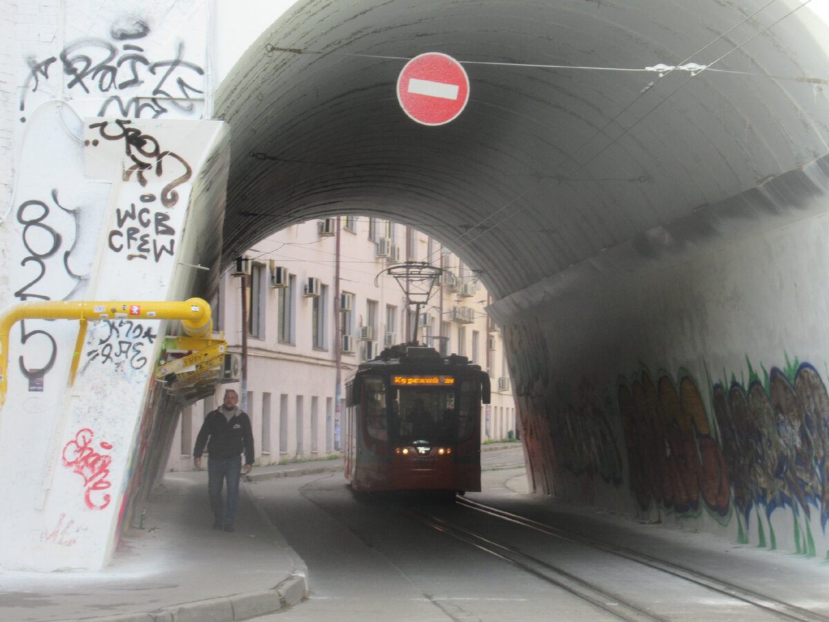 Трамвай следует по тоннелю