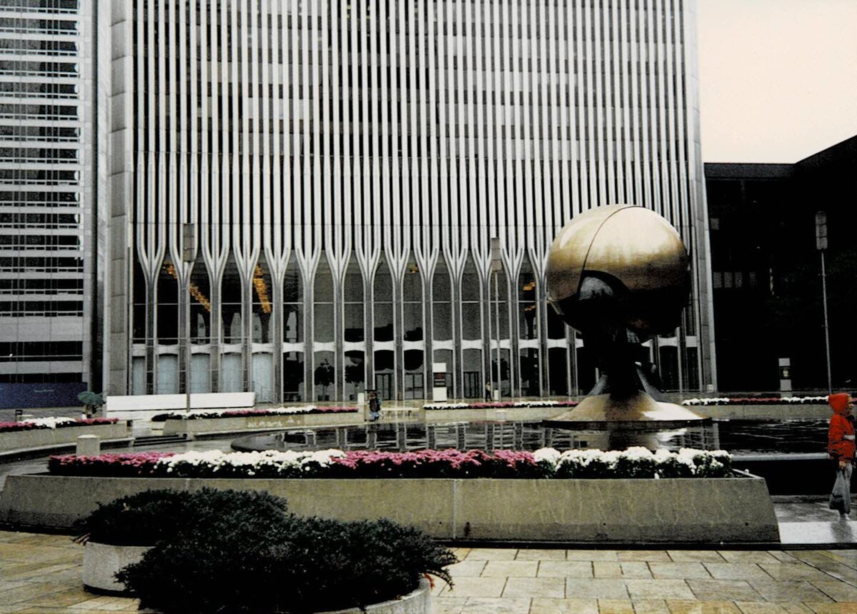 Сквер и "Сферическая скульптура" Фрица Кенига между Северной и Южной башнями  (разрушенными в 2001 году) Всемирного Торгового Центра. 1996. Фото автора статьи The ЖурнальчиК. 