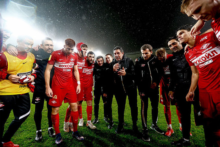 Наш главный тренер благодарит всех после игры с "Ахматом"