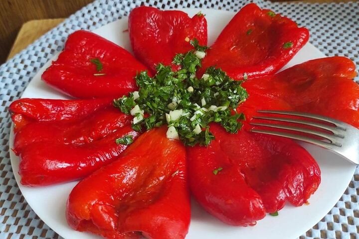 Жареный болгарский перец с чесноком и зеленью