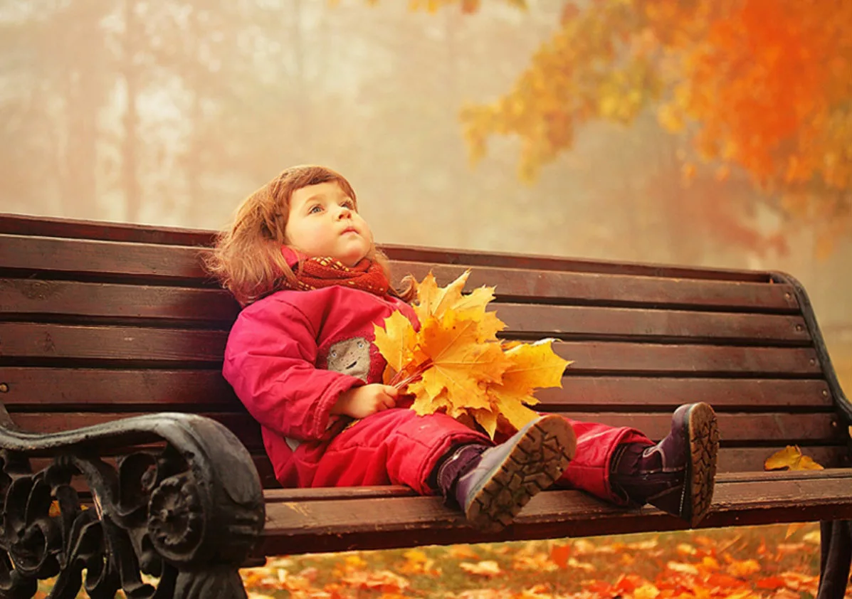 Осень грустит. Осень для детей. Осень дети счастье. Мальчик радость осень. Дети осенью.