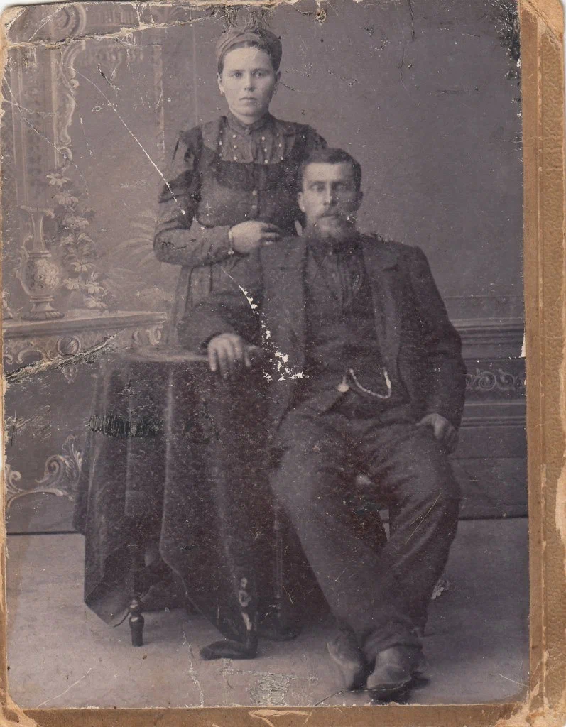Почему на старых фотографиях мужчины сидят а женщины стоят