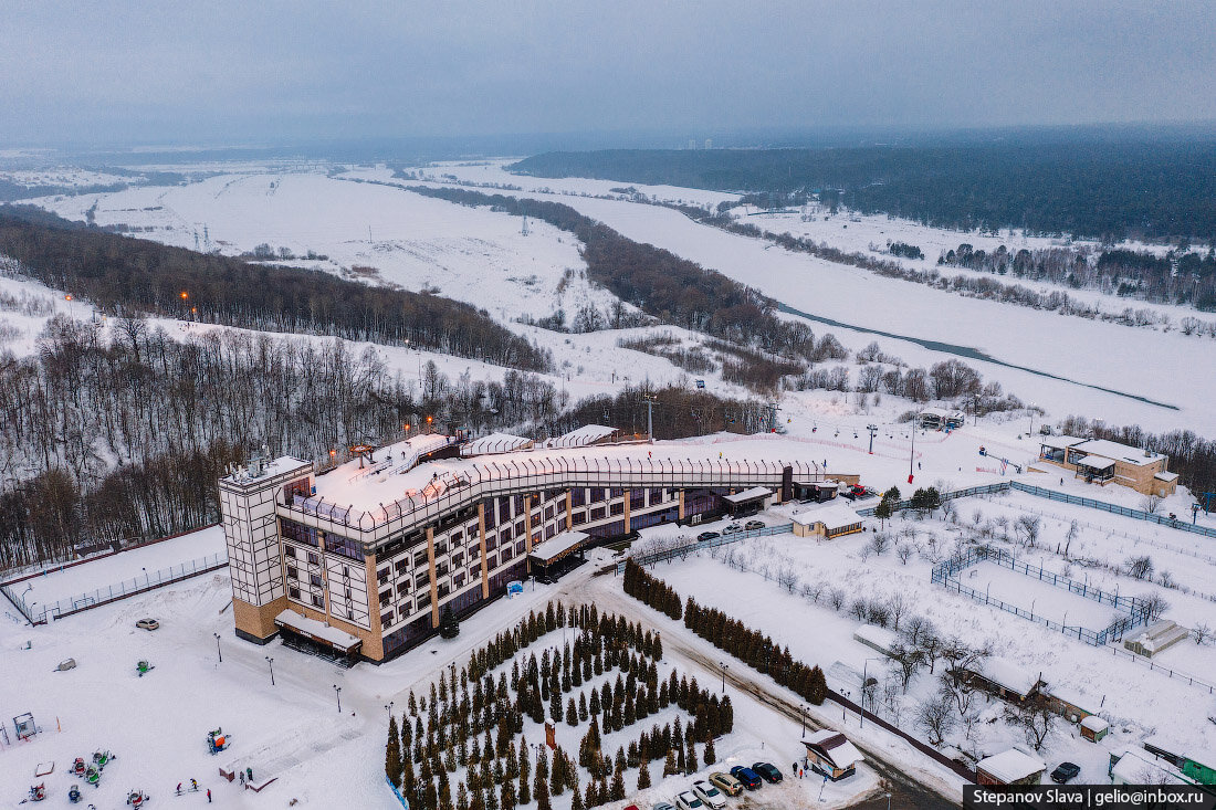 Горнолыжный курорт в калуге. Горнолыжка Калуга Квань. Квань горнолыжный комплекс. Отель Квань Калуга. Горнолыжный спуск в Калуге.