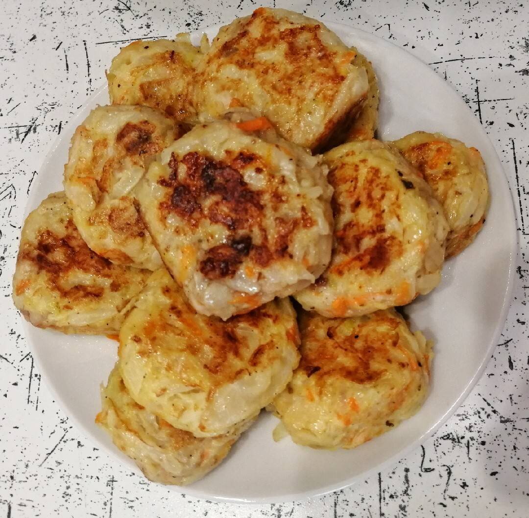 Вкусные овощные котлеты. Капустные котлеты с сыром в духовке. Котлета из капусты рецепт в духовной. Овощные котлеты. Биточки из капусты.