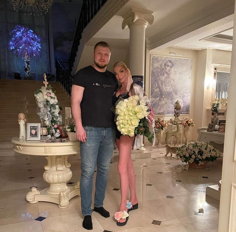 Анастасия Волочкова с новым избранником Дмитрием. Он, и предыдущий возлюбленный балерины, работает банщиком. Совпадение? 