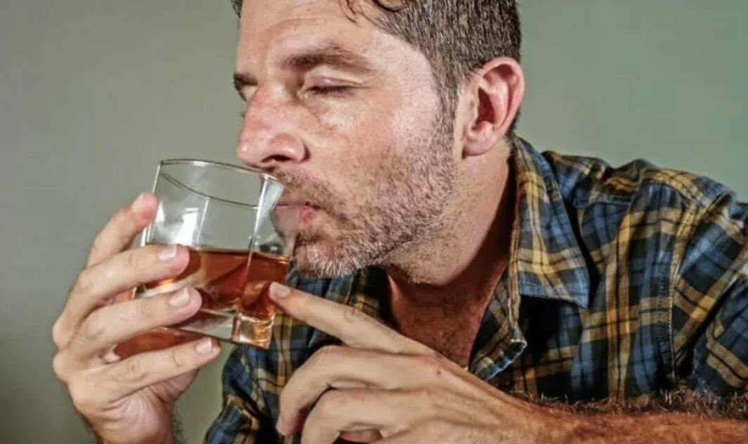 Пьющий просто не может. Человек пьет алкоголь. Пьющий мужчина. Парень выпивает.