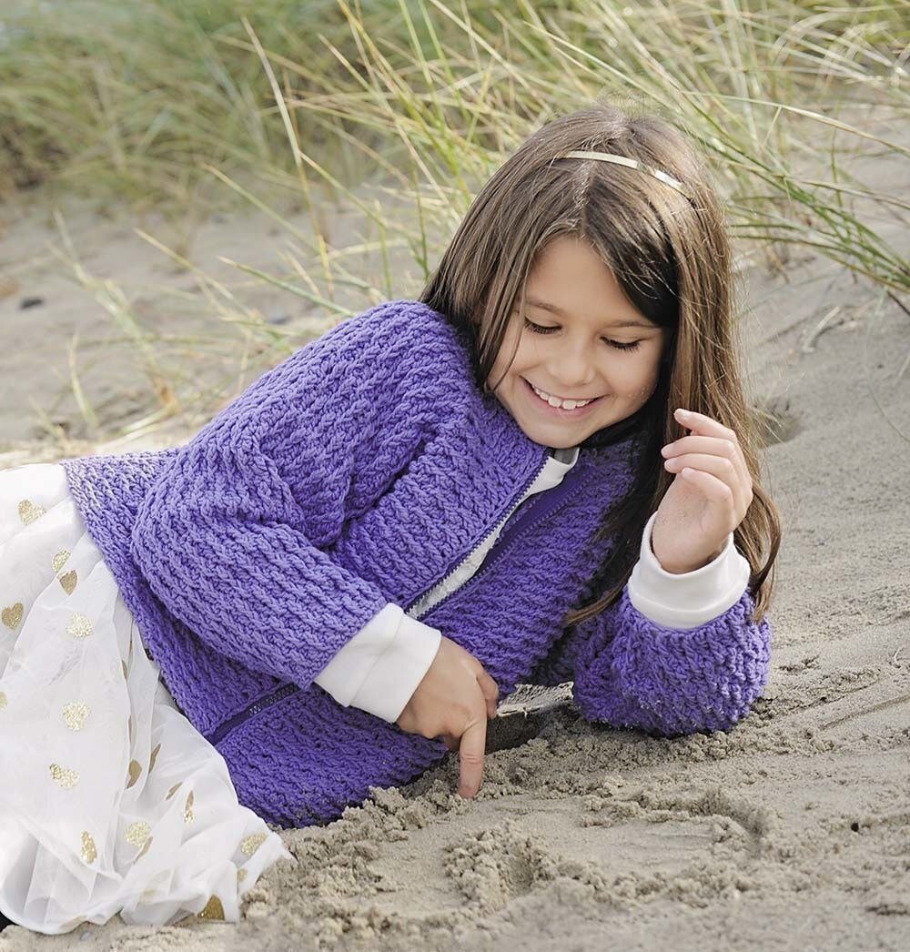 В таком жакетике ваша девочка не замёрзнет в прохладные летние вечера.