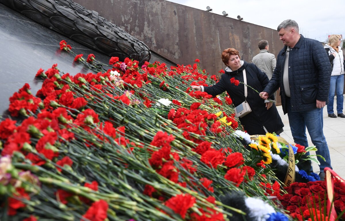 У Ржевского мемориала - всегда живые цветы. Фото: tvernews.ru