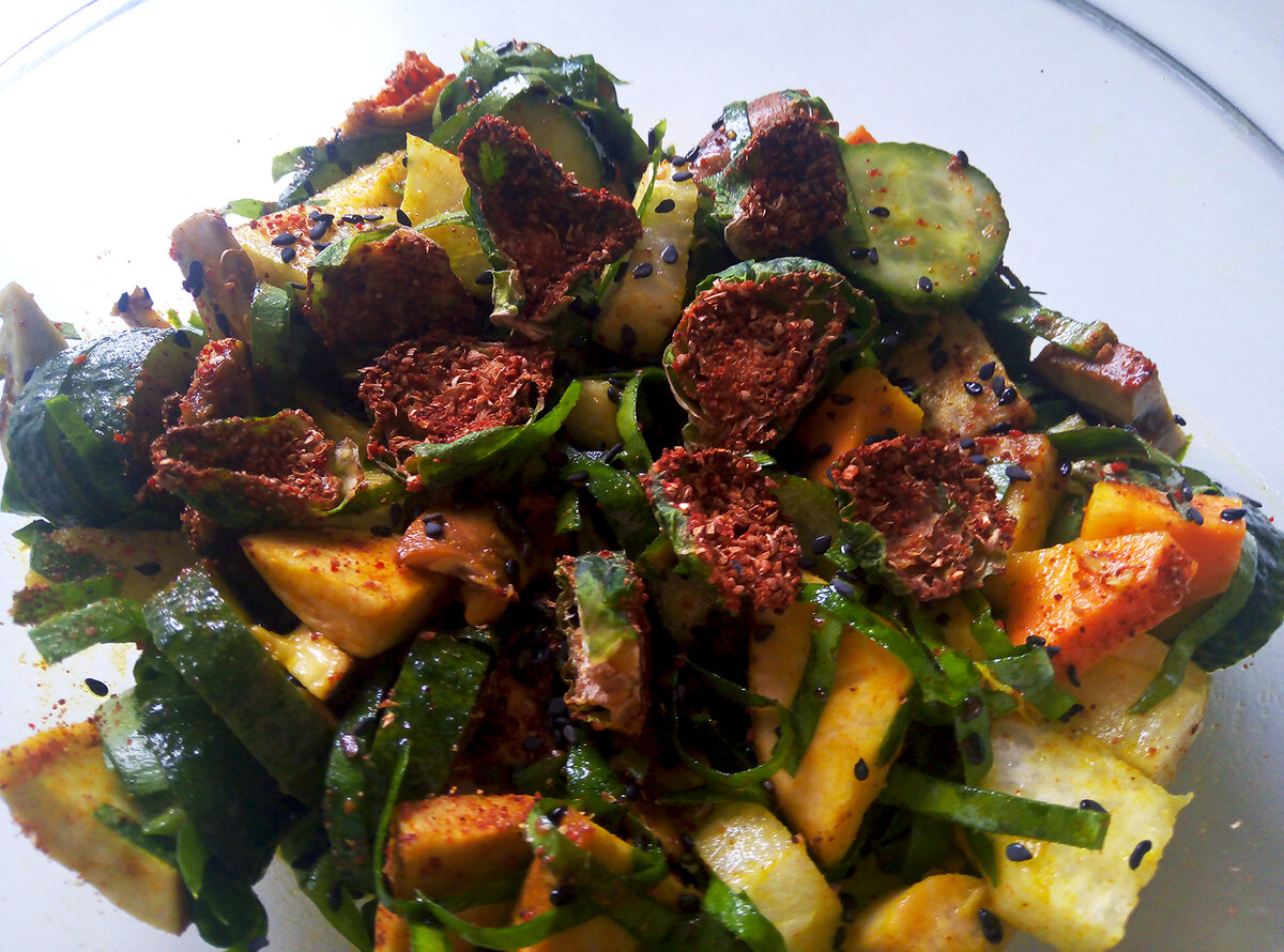 Салатик с красными чипсами